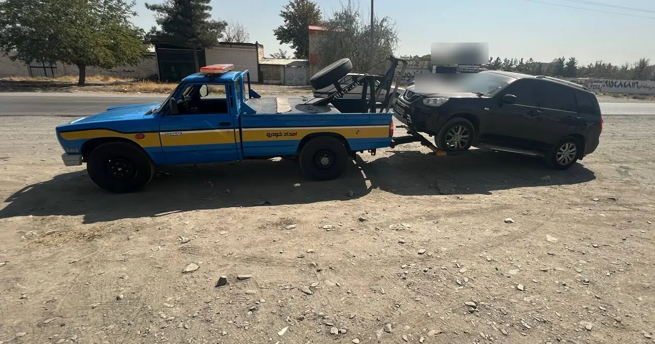 یدککش امداد خودرو کریمی در حال حمل خودروی سواری در مشهد